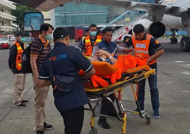 Medical evacuation Jakarta team moving a patient on a stretcher across the airport tarmac